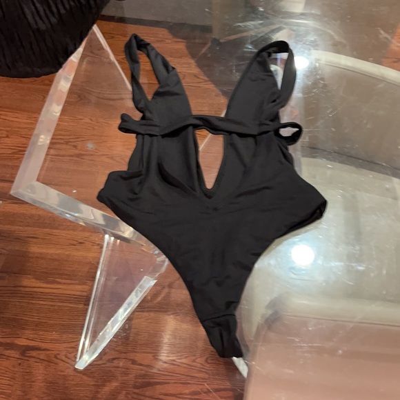 Black 1 piece medium cut out bathing suit - Picture 2 of 3